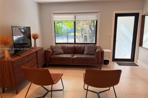 Villa ou maison à louer à Miami, Floride: 2 chambres, 120.77 m2 № 2078061 - photo 3