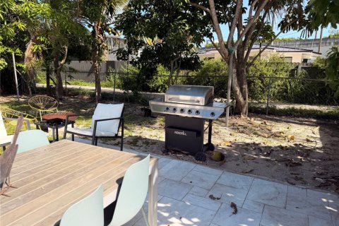 Villa ou maison à louer à Miami, Floride: 2 chambres, 120.77 m2 № 2078061 - photo 30
