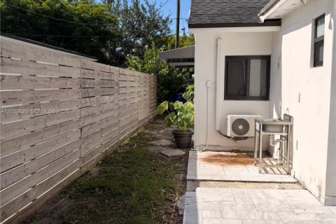 Villa ou maison à louer à Miami, Floride: 2 chambres, 120.77 m2 № 2078061 - photo 28