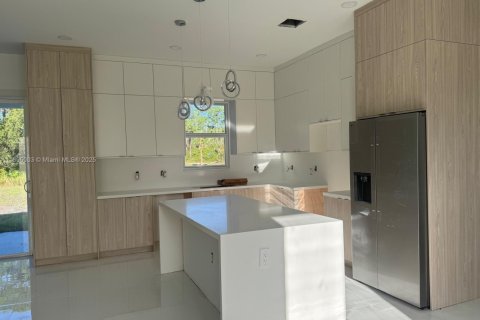 House in Lehigh Acres, Florida 4 bedrooms № 1947485 - photo 4