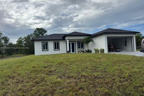 House in Lehigh Acres, Florida 4 bedrooms № 1947485 - photo 1