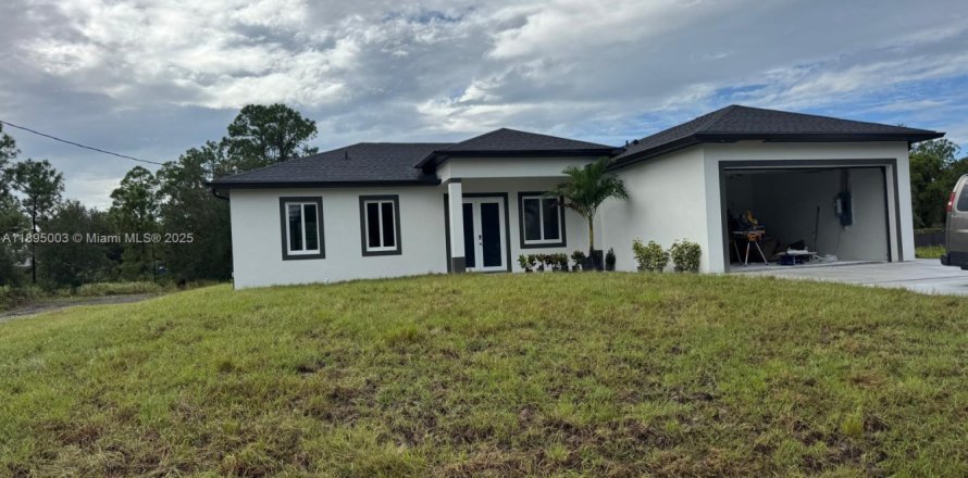 House in Lehigh Acres, Florida 4 bedrooms № 1947485
