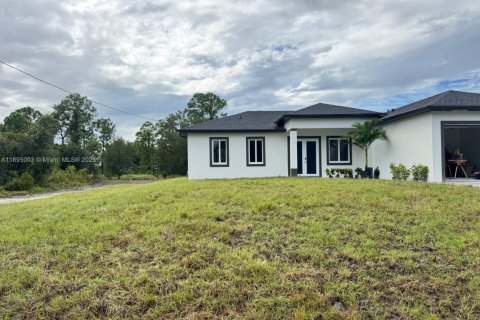 House in Lehigh Acres, Florida 4 bedrooms № 1947485 - photo 2