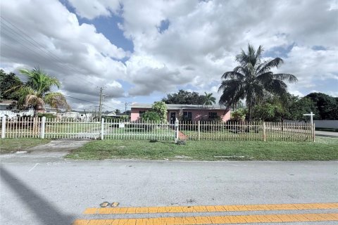 Купить виллу или дом в Майами-Гарденс, Флорида 3 спальни, 106.84м2, № 1987207 - фото 1
