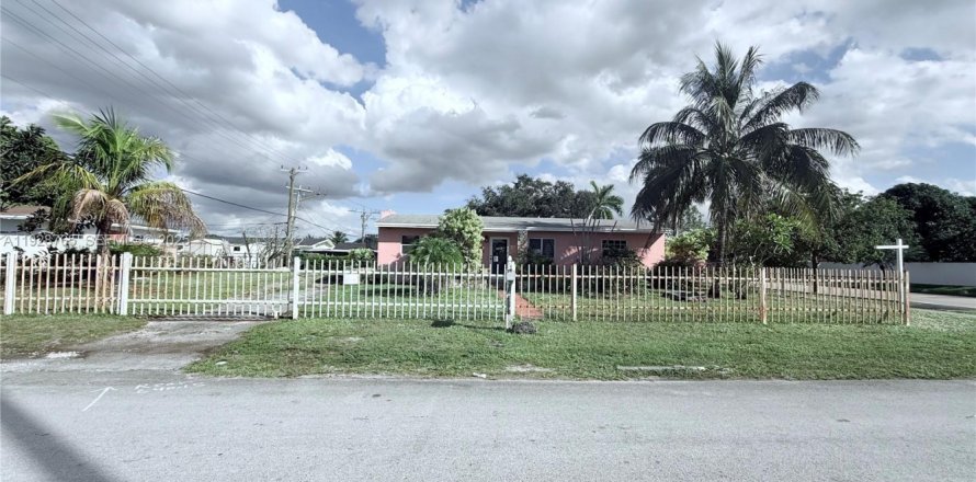 Дом в Майами-Гарденс, Флорида 3 спальни, 106.84м2 № 1987207