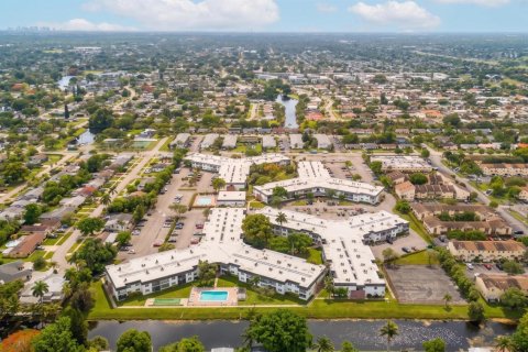 Condo in Margate, Florida, 2 bedrooms № 2247152 - photo 23