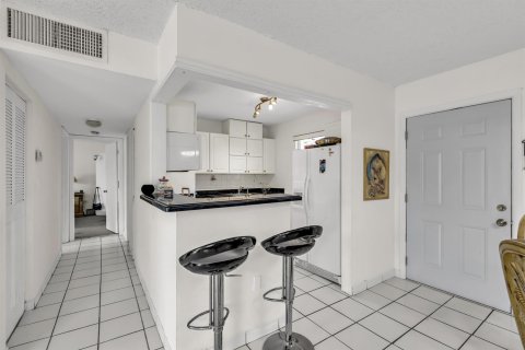 Condo in Margate, Florida, 2 bedrooms № 2247152 - photo 16