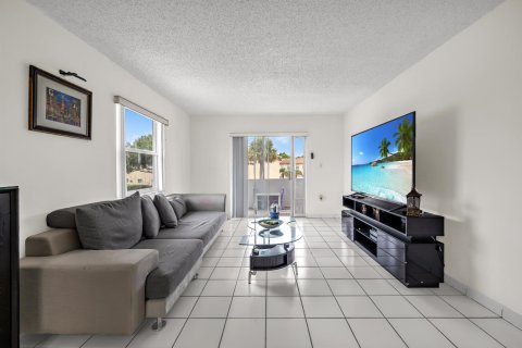 Condo in Margate, Florida, 2 bedrooms № 2247152 - photo 3