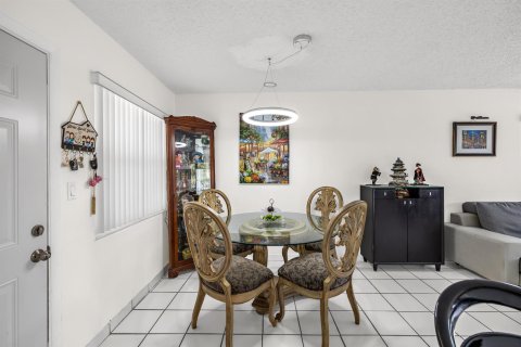 Condo in Margate, Florida, 2 bedrooms № 2247152 - photo 11