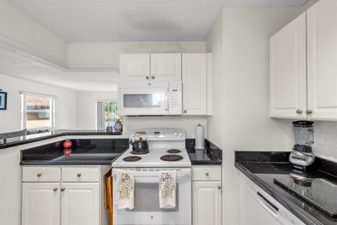 Condo in Margate, Florida, 2 bedrooms № 2247152 - photo 14