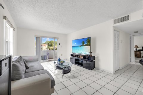 Condo in Margate, Florida, 2 bedrooms № 2247152 - photo 2