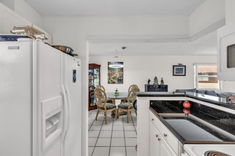 Condo in Margate, Florida, 2 bedrooms № 2247152 - photo 15