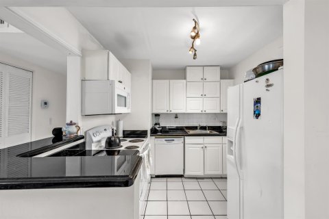 Condo in Margate, Florida, 2 bedrooms № 2247152 - photo 13