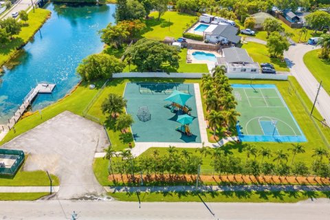 Condo in Margate, Florida, 2 bedrooms № 2247152 - photo 8