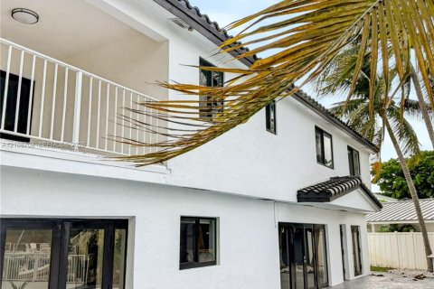 House in Pompano Beach, Florida 6 bedrooms, 350.43 sq.m. № 2423557 - photo 8