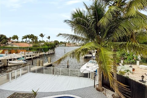 House in Pompano Beach, Florida 6 bedrooms, 350.43 sq.m. № 2423557