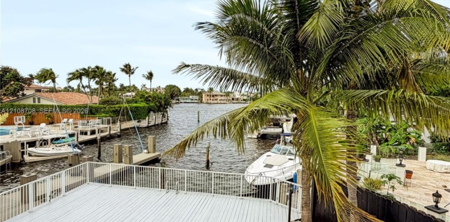 House in Pompano Beach, Florida 6 bedrooms, 350.43 sq.m. № 2423557