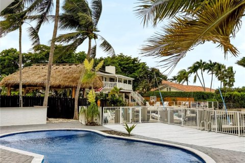 House in Pompano Beach, Florida 6 bedrooms, 350.43 sq.m. № 2423557 - photo 5