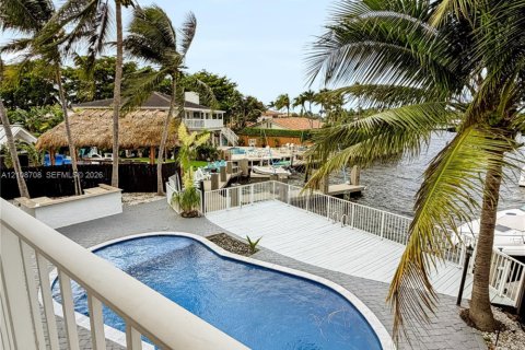 House in Pompano Beach, Florida 6 bedrooms, 350.43 sq.m. № 2423557 - photo 2