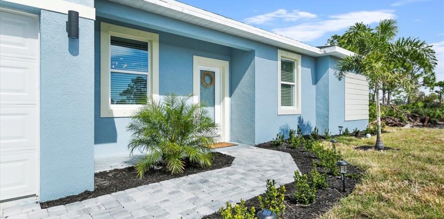 House in Port Charlotte, Florida 4 bedrooms, 151.99 sq.m. № 2214439