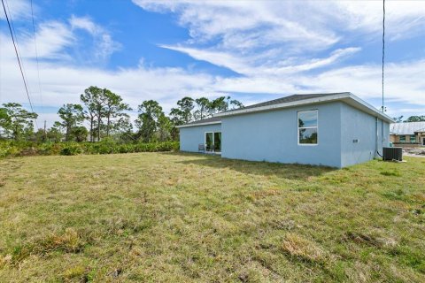 House in Port Charlotte, Florida 4 bedrooms, 151.99 sq.m. № 2214439 - photo 3