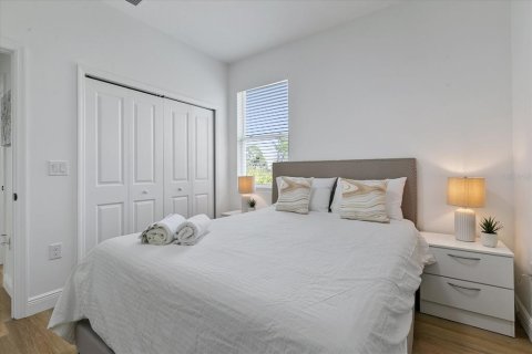 House in Port Charlotte, Florida 4 bedrooms, 151.99 sq.m. № 2214439 - photo 6