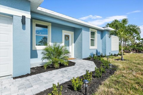 House in Port Charlotte, Florida 4 bedrooms, 151.99 sq.m. № 2214439 - photo 2