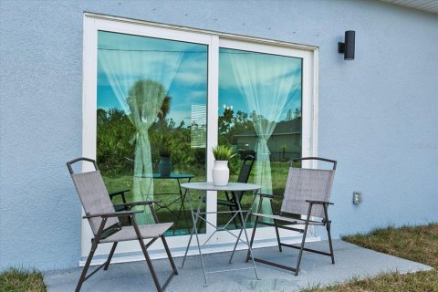 House in Port Charlotte, Florida 4 bedrooms, 151.99 sq.m. № 2214439 - photo 5