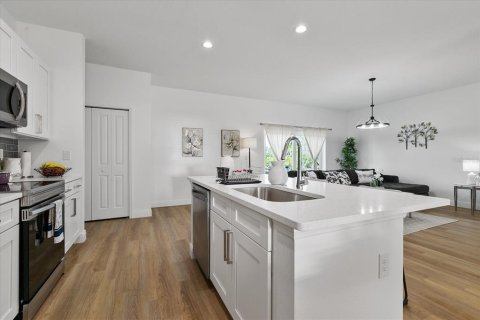 House in Port Charlotte, Florida 4 bedrooms, 151.99 sq.m. № 2214439 - photo 26