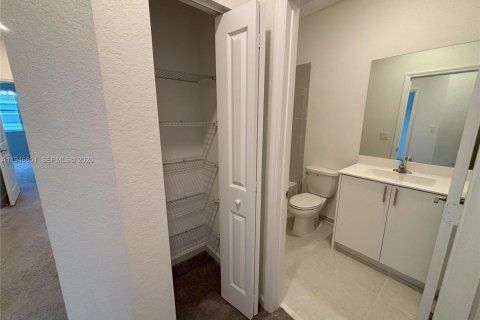 Townhouse in Homestead, Florida 4 bedrooms, 169.08 sq.m. № 2005036 - photo 15