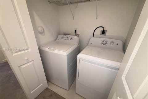 Townhouse in Homestead, Florida 4 bedrooms, 169.08 sq.m. № 2005036 - photo 13