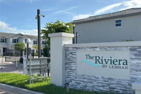 Townhouse in Homestead, Florida 4 bedrooms, 169.08 sq.m. № 2005036 - photo 2