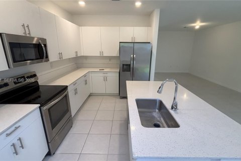 Townhouse in Homestead, Florida 4 bedrooms, 169.08 sq.m. № 2005036 - photo 7