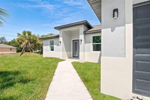 House in North Port, Florida 4 bedrooms, 153.29 sq.m. № 2239649 - photo 2