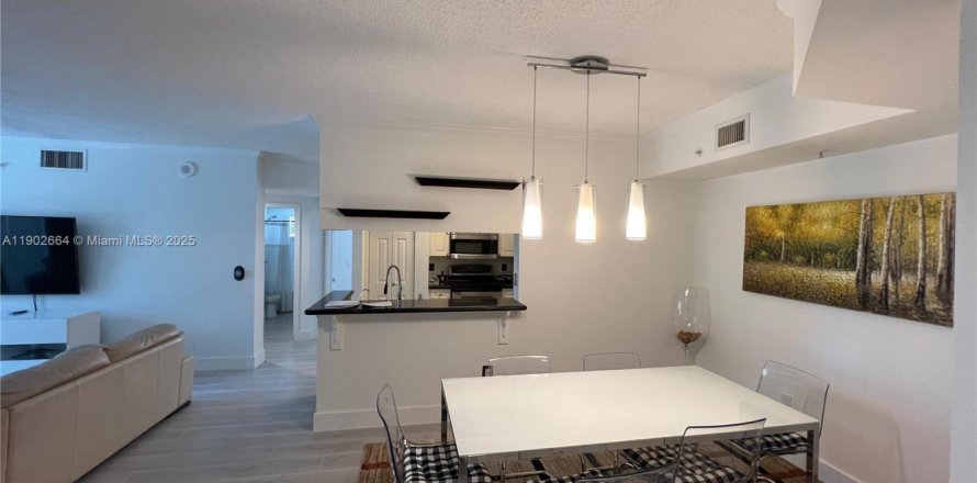 Condo in Sunny Isles Beach, Florida, 3 bedrooms  № 1953041
