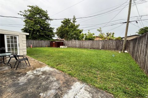 House in Miramar, Florida 3 bedrooms, 120.77 sq.m. № 1762447 - photo 14
