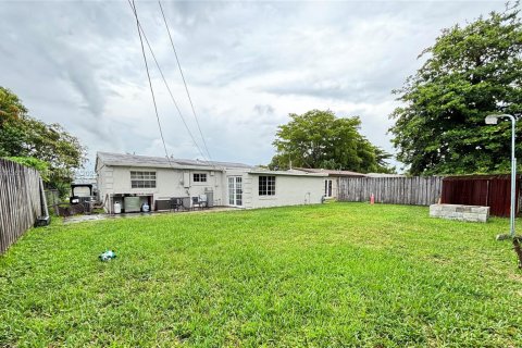 House in Miramar, Florida 3 bedrooms, 120.77 sq.m. № 1762447 - photo 15