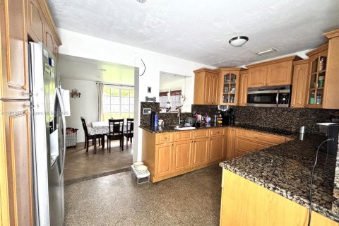 House in Miramar, Florida 3 bedrooms, 120.77 sq.m. № 1762447 - photo 5