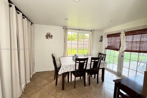 House in Miramar, Florida 3 bedrooms, 120.77 sq.m. № 1762447 - photo 6