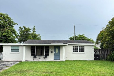 House in Miramar, Florida 3 bedrooms, 120.77 sq.m. № 1762447 - photo 16