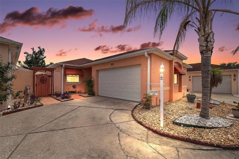House in Lady Lake, Florida 2 bedrooms, 107.4 sq.m. № 2157729