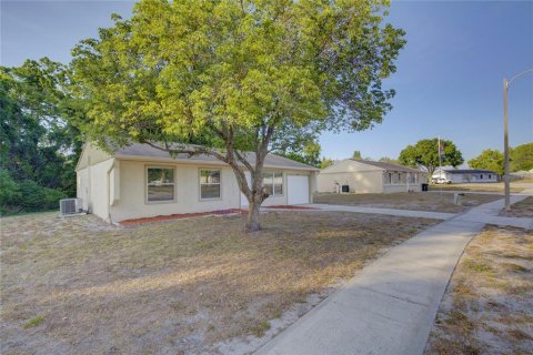 House in New Port Richey, Florida 3 bedrooms, 129.32 sq.m. № 1677680 - photo 4