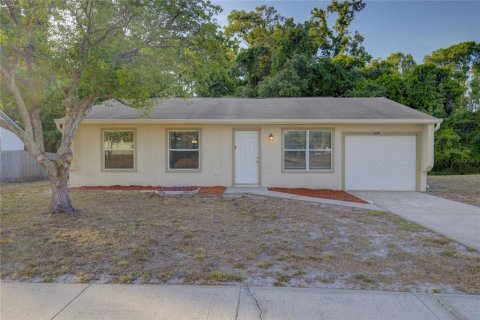House in New Port Richey, Florida 3 bedrooms, 129.32 sq.m. № 1677680 - photo 1