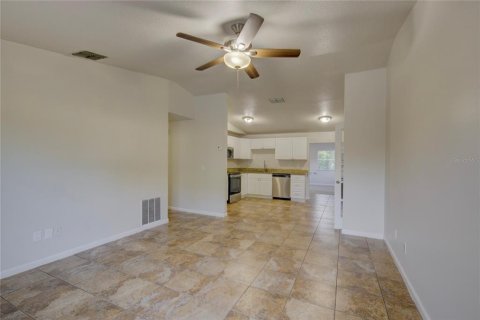 House in New Port Richey, Florida 3 bedrooms, 129.32 sq.m. № 1677680 - photo 8