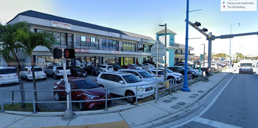 Commercial property in Sweetwater, Florida № 1963604