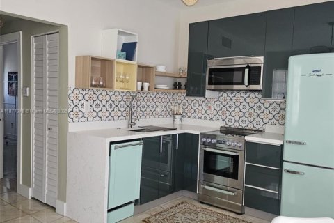 Condo in Miami Beach, Florida, 2 bedrooms  № 1923949 - photo 14