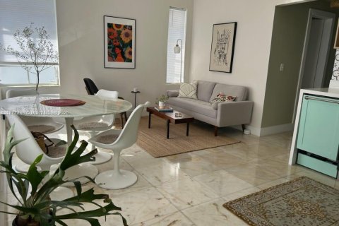 Condo in Miami Beach, Florida, 2 bedrooms  № 1923949 - photo 2
