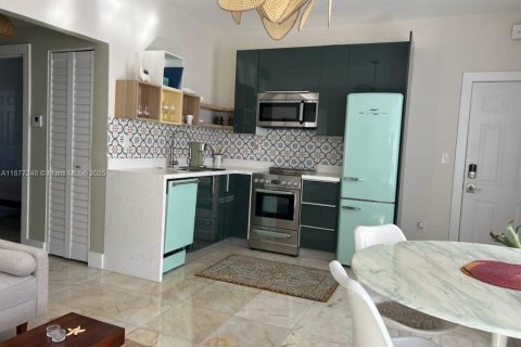 Condo in Miami Beach, Florida, 2 bedrooms  № 1923949 - photo 16