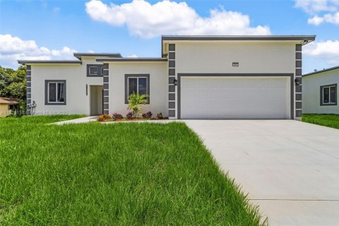 House in Lehigh Acres, Florida 4 bedrooms, 202.53 sq.m. № 1779528 - photo 1