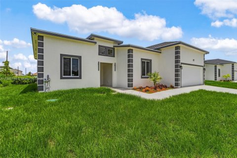 House in Lehigh Acres, Florida 4 bedrooms, 202.53 sq.m. № 1779528 - photo 4